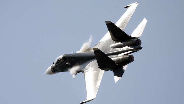 Ein russischer Kampfjet vom Typ Sukhoi Su-30SM (Bild: EPA/APA/SERGEI CHIRIKOV)