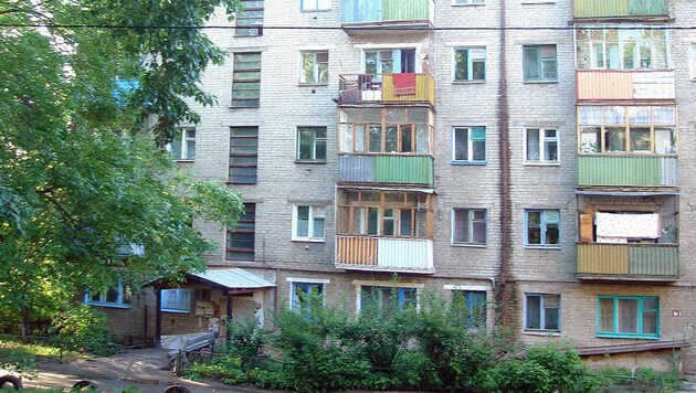 Die Wohnblöcke stammen aus der Chruschtschow-Ära, der Volksmund nennt sie daher "Chruschtschowkas". (Bild: Wikipedia)