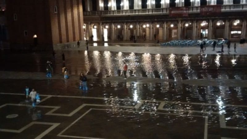 Die Venezianer sind gut gerüstet: Auch mitten in der Nacht haben sie stets ihre Gummistiefel bereit. (Bild: privat)