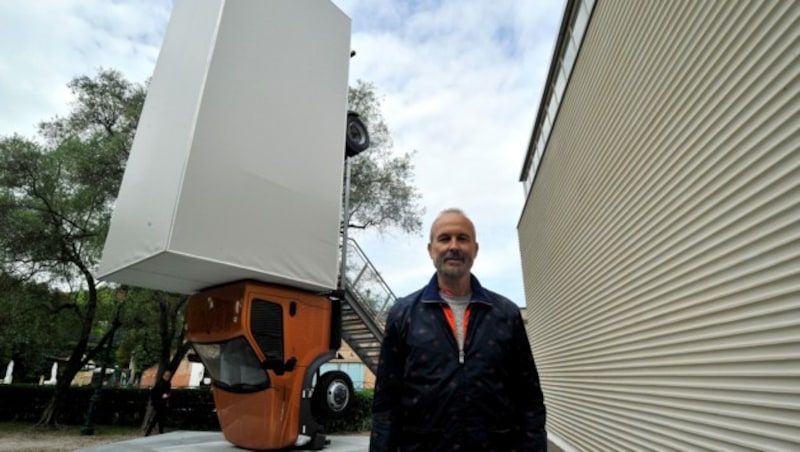 Erwin Wurm vor seiner Skulptur, die vor dem Österreich-Pavillon steht (Bild: ANSA)