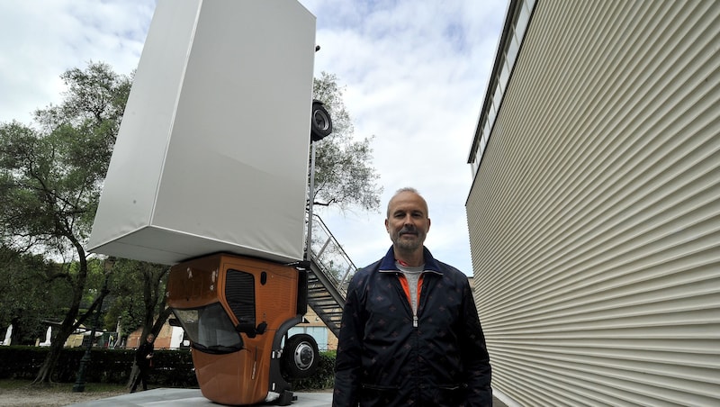 Erwin Wurm auf der Biennale Venedig, wo er seinen auf den Kopf gestellten LKW zeigte (Bild: ANSA)