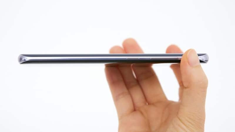 Das Galaxy S8 ist rund acht Millimeter dünn und wiegt knapp 150 Gramm. (Bild: Samsung)
