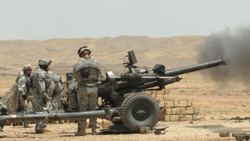 US-Soldaten feuern im Irak eine M119A2-Haubitze ab. (Bild: AFP)