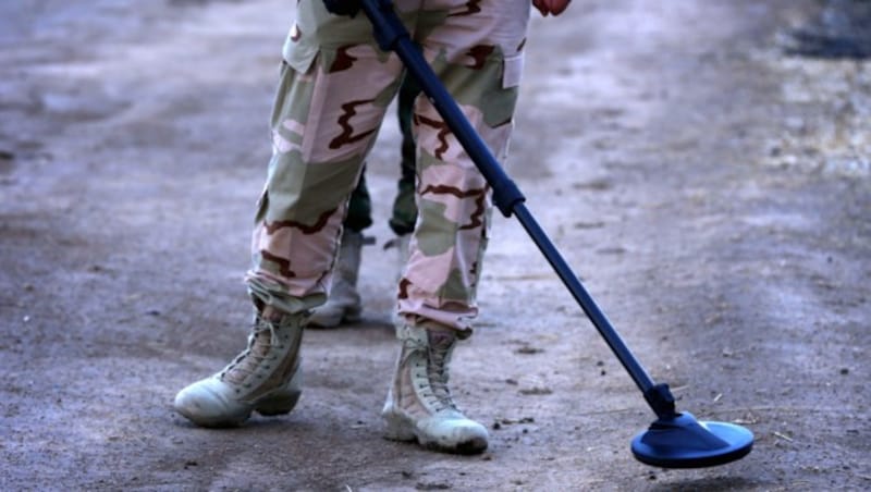 Die kurdischen Kämpfer bekommen auch Minensuchgeräte. (Bild: AFP)