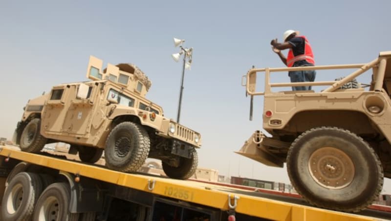 US-Humvees werden im Irak für den Transport verladen. (Bild: AFP)