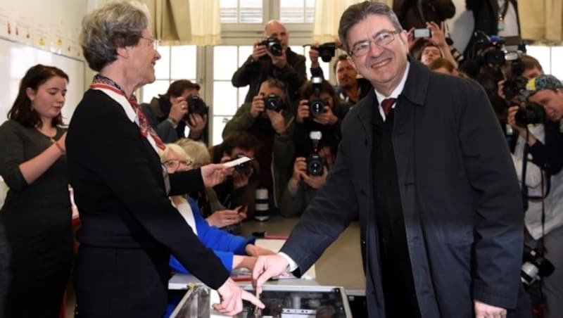 Der Linkspolitiker Jean-Luc Melenchon an der Wahlurne (Bild: AFP)