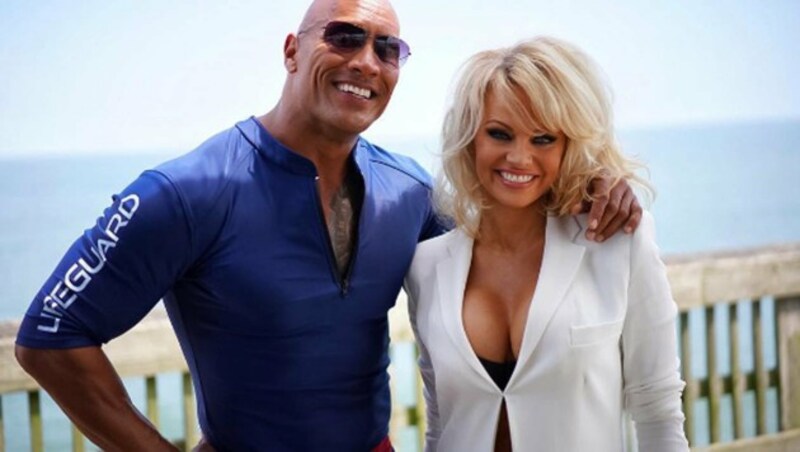 Pamela Anderson übernimmt eine Rolle im "Baywatch"-Kinofilm von Dwayne Johnson. (Bild: instagram.com/therock)