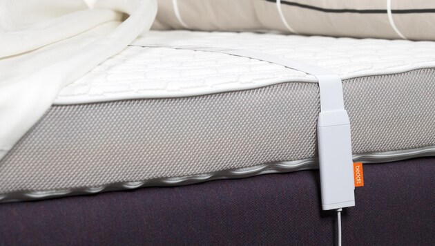 Das Beddit-Sensorband wird auf der Matratze angebracht und stört somit im Schlaf nicht. (Bild: Beddit/Erika Rintala)