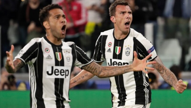 Da freuen sich die Juve-Torschützen Dani Alves und Mario Mandzukic! (Bild: Associated Press)