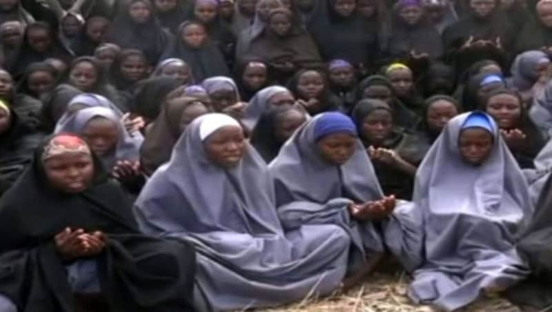 Die entführten Mädchen aus Chibok in einem Video von Boko Haram (Bild: APA/AFP)