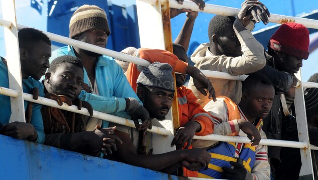 Im Mittelmeer gerettete Flüchtlinge warten auf einem Schiff vor Palermo, bis sie an Land dürfen. (Bild: AFP)