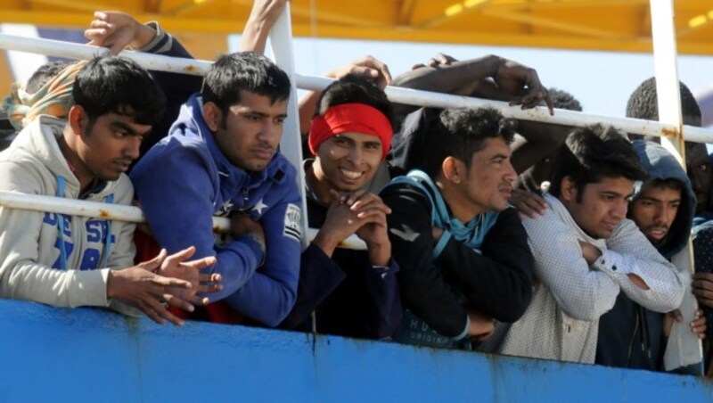 Im Mittelmeer gerettete Flüchtlinge warten auf einem Schiff vor Palermo, bis sie an Land dürfen. (Bild: AFP)