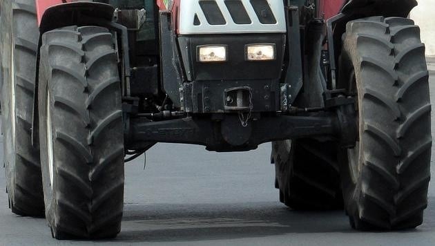 Ein 20-Jähriger entwendete im Vollrausch einen Traktor (Symbolbild). (Bild: APA/Georg Hochmuth (Symbolbild))