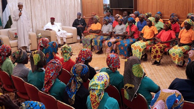 Nigerias Präsident Buhari empfing die Chibok-Mädchen nach ihrer Freilassung. (Bild: twitter.com)