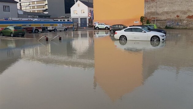 Der gesamte Parkplatz wurde überflutet. (Bild: facebook.com/FF St. Pölten)