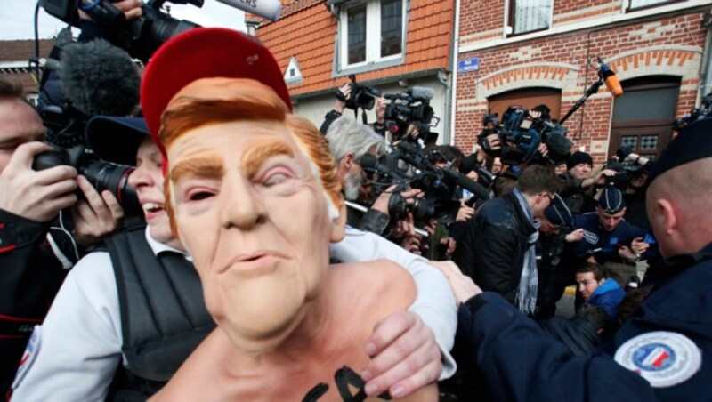 Nackter "Donald Trump" vor dem Wahllokal in Paris, in dem Le Pen in der erste Runde zur Urne schritt (Bild: AP)