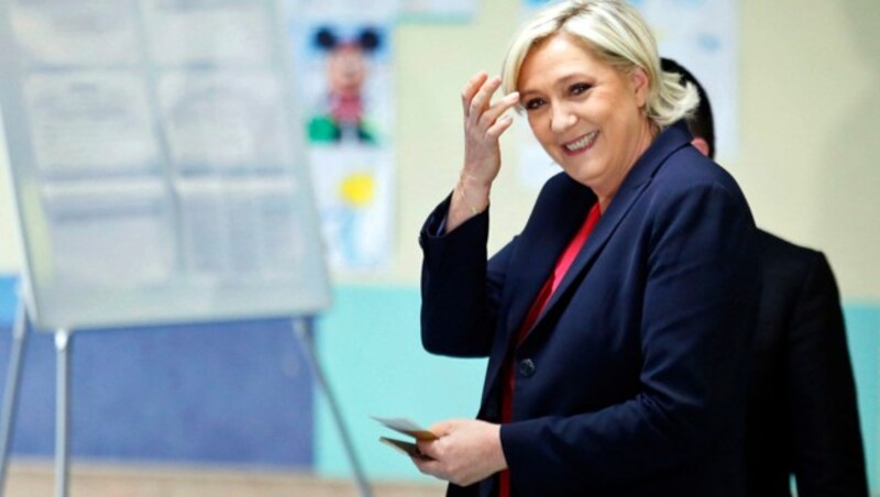 Noch gut gelaunt: Marine Le Pen im Wahllokal (Bild: Associated Press)