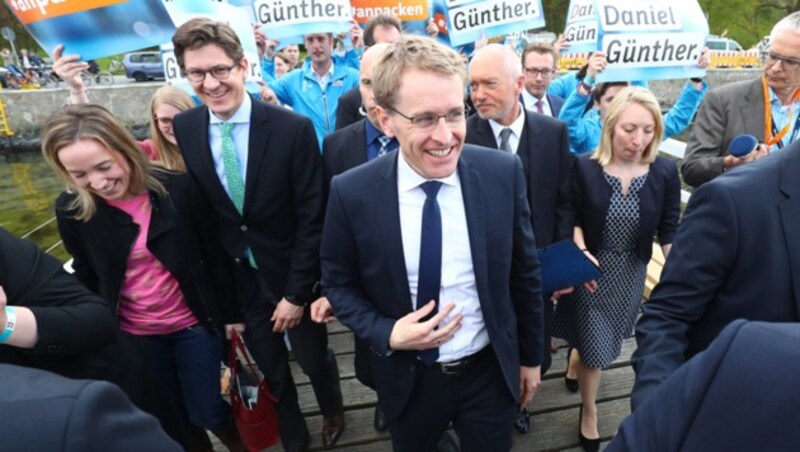 CDU-Kandidat Daniel Günther holte für die Kanzlerin die Mehrheit in Schleswig-Holstein. (Bild: APA/dpa/Christian Charisius)