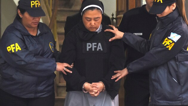 Kosaka Kumiko bei ihrer Festnahme (Bild: AP)