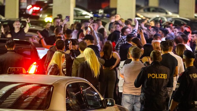 Polizisten mussten 800 aufgebrachte Disco-Gäste beruhigen (Bild: laumat.at / Matthias Lauber)