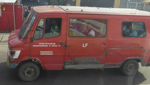 Das ausgemusterte Löschfahrzeug einer Kärntner Feuerwehr dient jetzt im Kongo als Bus oder Taxi. (Bild: Georg Gnigler)