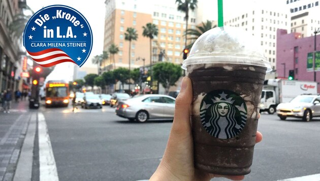 Mitten im bunten Hollywood: der schwarze Starbucks-Drink (Bild: Clara-Milena Steiner)