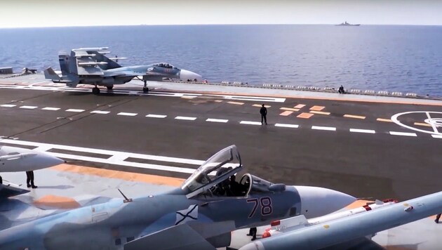 Russische Kampfjets auf dem Flugzeugträger "Admiral Kusnezow" vor Syriens Küste (Bild: Associated Press)