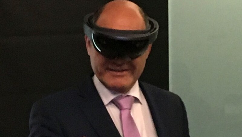 Sobotka warf einen virtuellen Blick durch die Cyberbrille. (Bild: BMI/Jürgen Makowecz)