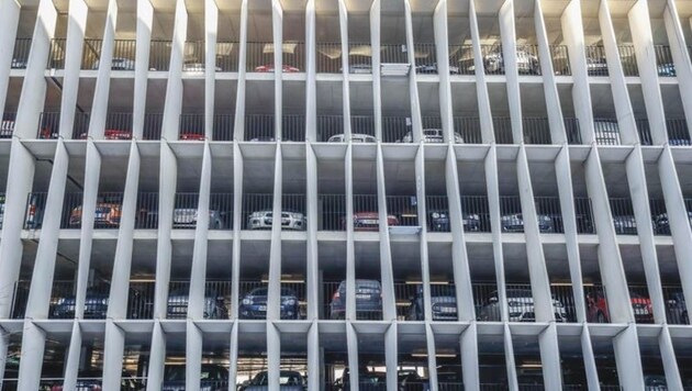 Es wäre so einfach: Drei Parkhäuser wie im Spital für insgesamt 6.000 Autos am Stadtrand (Bild: Markus Tschepp)