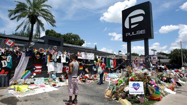 Zahlreiche Trauernde legten am Ort des Orlando-Massakers Blumen nieder. (Bild: The Associated Press)