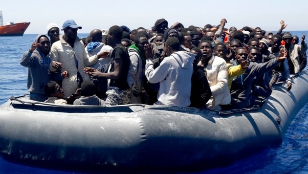 Boot mit Migranten (Archivbild) (Bild: AP)