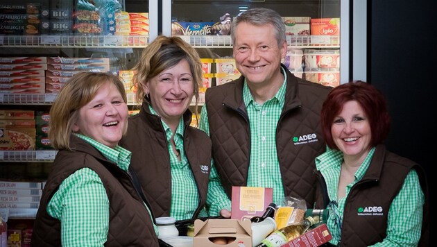 Markt-Chef Papp freut sich mit seinen Mitarbeiterinnen über Kundenandrang. (Bild: ADEG Österreich Handels AG/Buchacher)