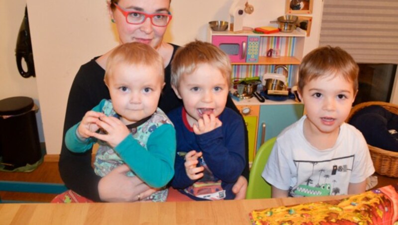 Die Mutter mit ihren Kindern Benedikt (2), Max (3, er braucht dingend Hilfe) und Leonhard (4) (Bild: Claudia Fulterer)