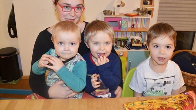 Die Mutter mit ihren Kindern Benedikt (2), Max (3, er braucht dingend Hilfe) und Leonhard (4) (Bild: Claudia Fulterer)
