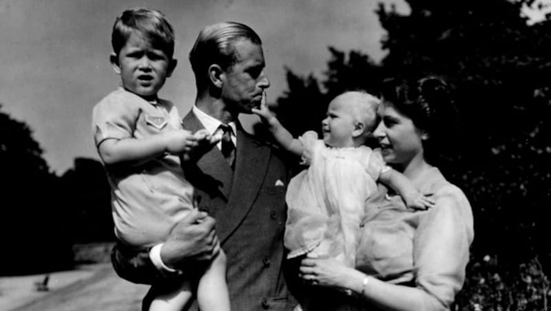 Prinz Philip 1951 mit der damaligen Prinzessin Elizabeth und den Kindern Charles und Anne (Bild: Copyright 2017 The Associated Press. All rights reserved.)