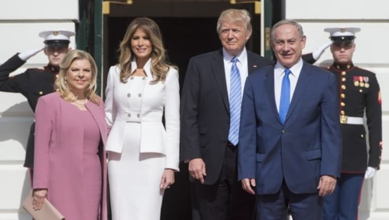 Donald Trump und Benjamin Netanyahu mit ihren Ehefrauen Melania und Sara (Bild: AFP)