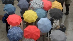 Bis Samstag bleibt uns der Regen noch erhalten. Am Sonntag folgt auf Nebel wieder überwiegend Sonnenschein.  (Bild: APA/dpa/Andreas Gebert (Symbolbild))