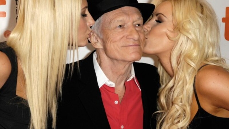 Hugh Hefner mit Playmate Karissa Shannon und Ehefrau Crystal Harris (Bild: EPA)