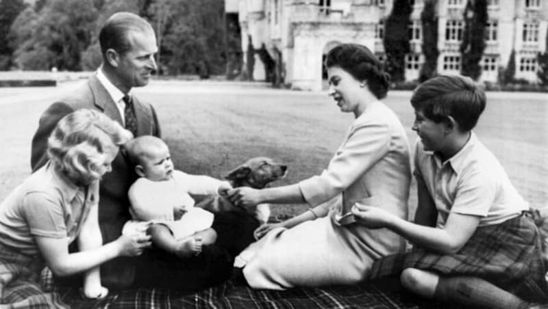 Prinz Philip und Queen Elizabeth mit ihren Kindern Anne, Charles und Andrew im Jahr 1960 (Bild: AFP)