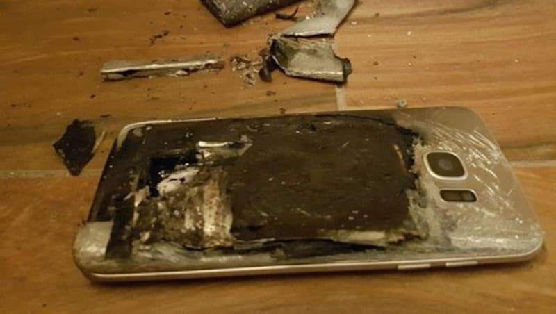 Das Samsung-Smartphone ging laut Aussage von Denise S. spätnachts in Flammen auf. (Bild: Denise S.)