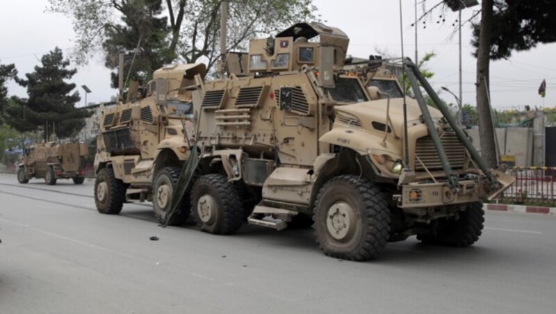 Zwei ineinander verkeilte Fahrzeuge der NATO nach dem Bombenanschlag (Bild: AP)