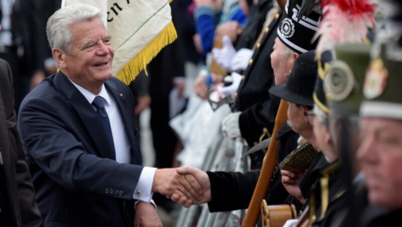 Joachim Gauck mit Veteranen bei der Feier der Deutschen Einheit. (Bild: AP)