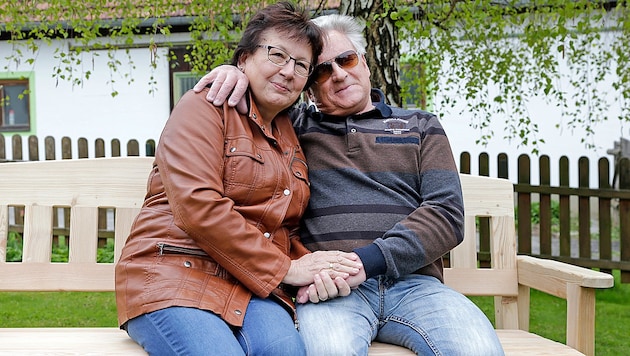 Maria und Willi auf einer selbst gebauten Bank: "Die schwere Zeit ist vorbei." (Bild: Klemens Groh)