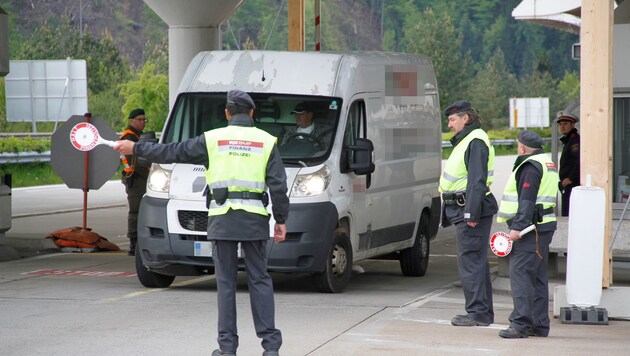 Im Minutentakt werden die slowenischen Firmen überprüft und dürfen weiterfahren (Bild: Hannes Wallner)