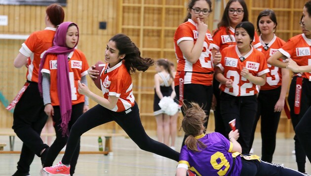 Der Schulsport Flag Football hat mittlerweile auch die Mädchen in seinen Bann gezogen. (Bild: Christof Birbaumer/Kronenzeitung)