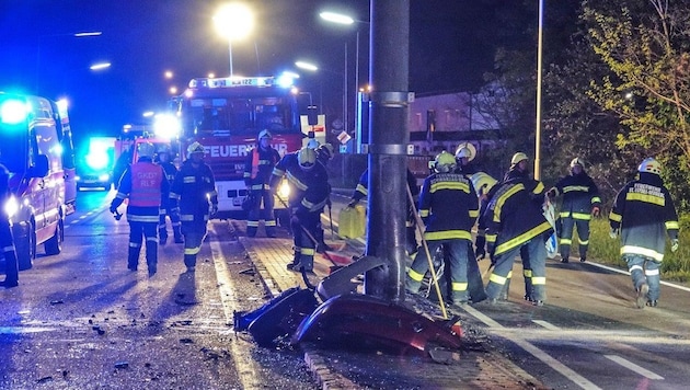 Die Feuerwehrmänner am Unfallort (Bild: Einsatzdoku - Lechner)