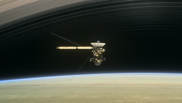 Die Sonde "Cassini" zwischen dem Saturn und seinen Ringen. (Bild: NASA/JPL-Caltech)