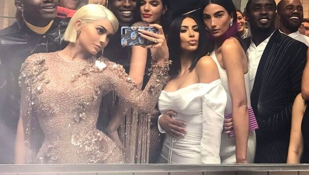 Kylie Jenner knipste bei der Met-Gala 2017 heimlich ein Selfie mit jeder Menge Stars am Klo. (Bild: Instagram.com/Kylie Jenner)