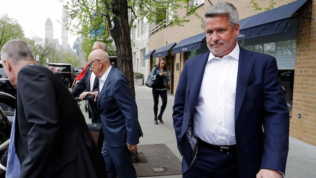 Bill Shine (rechts) verlässt Fox News. (Bild: AP)