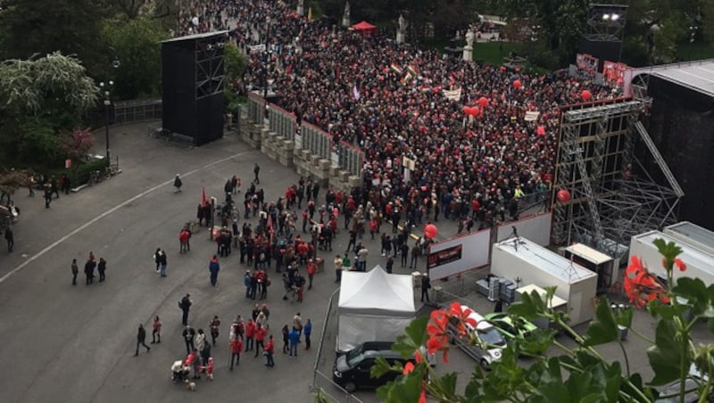 Beobachter sprachen von weniger Teilnehmern am Mai-Aufmarsch als noch in den Jahren zuvor. (Bild: krone.tv)